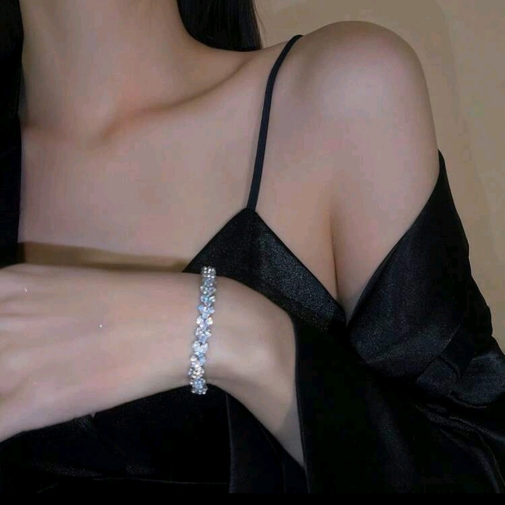 BRAND NEW ** Elegant Silver & Diamond Bracelet